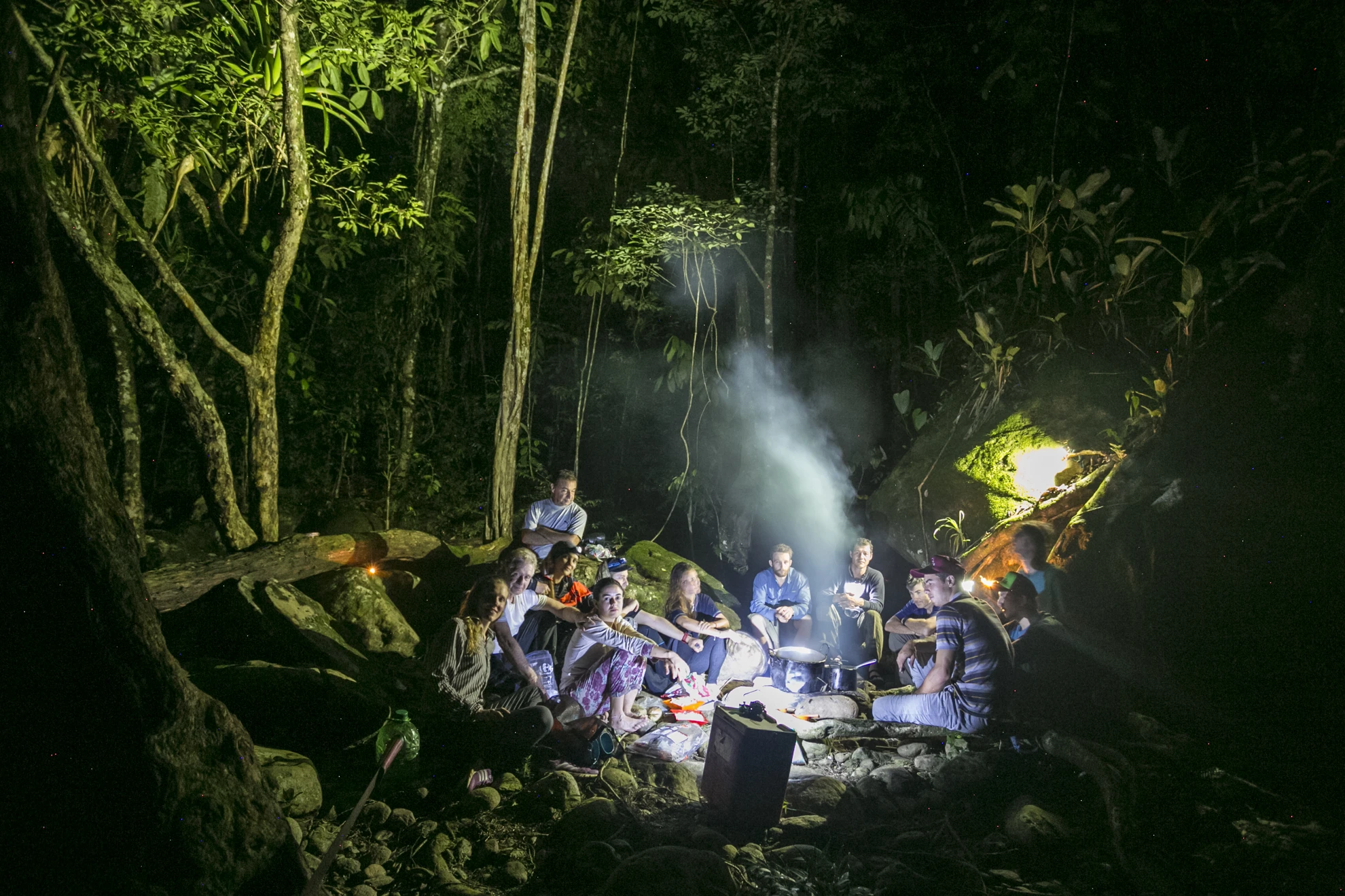 Comparte una noche junto al río y descansa en un entorno natural remoto.